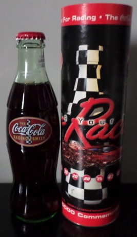 2002-2728 € 25,00 coca cola flesje 8oz The coca cola racing family L.E. 5000 bottles  koker.jpeg